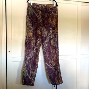 Velvety camouflage cargo pants with adjustable waist and drawstring at bottom